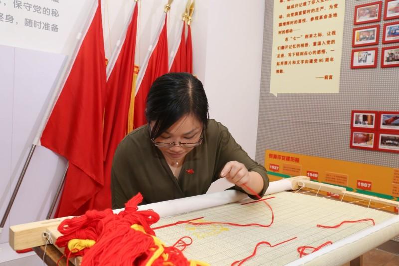 潍坊昌邑市：手绘年画贺新春